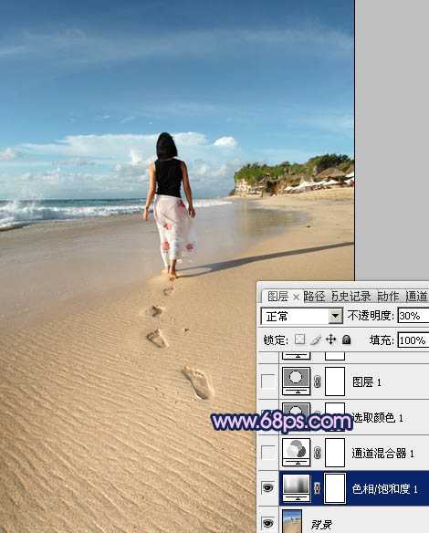 Photoshop将沙滩人物图片调成漂亮的淡蓝色